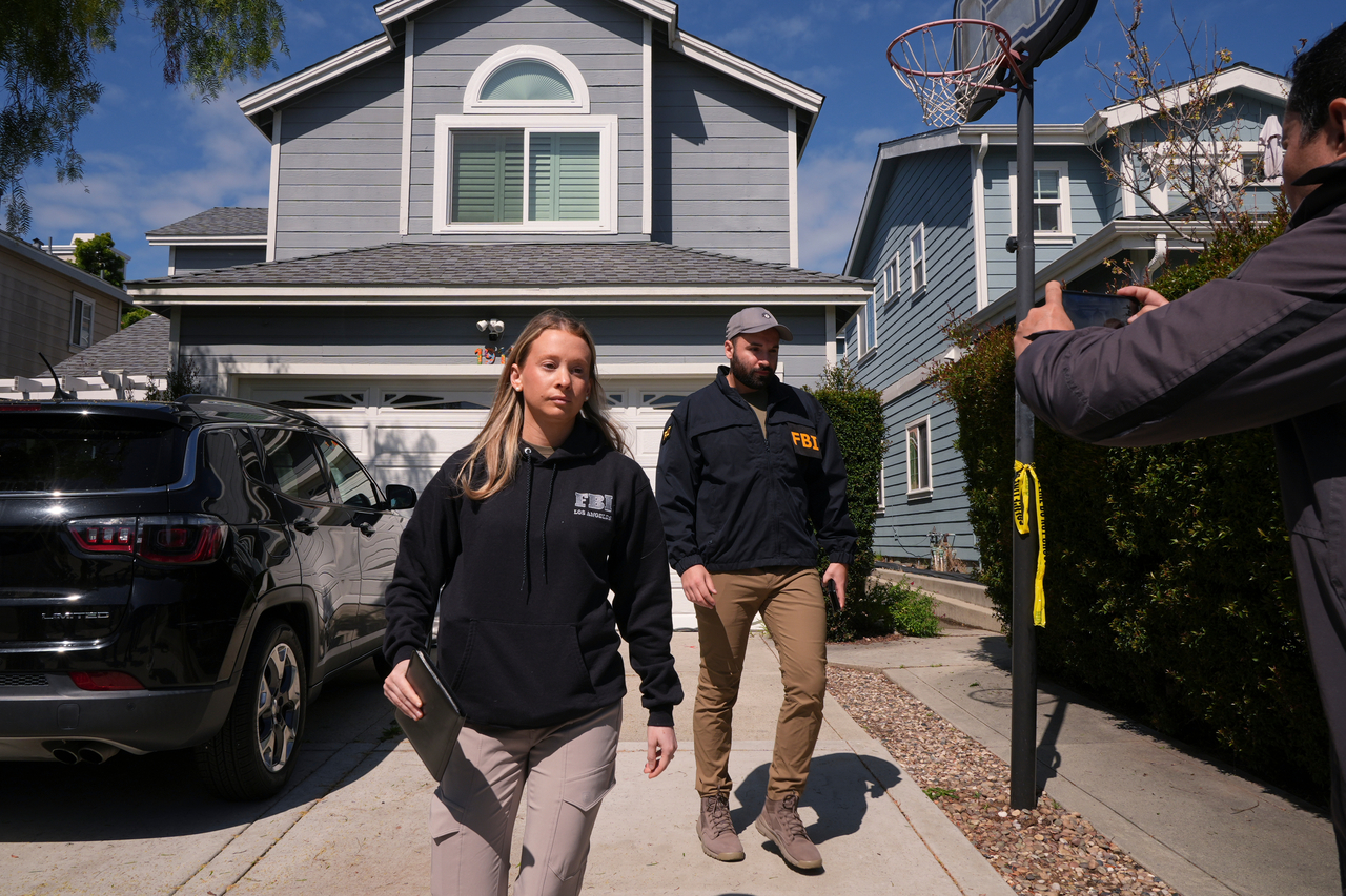 FBI agents walk door to door to try to speak with neighbors as members of the media follow them on April 26, 2026, near an address in Torrance, Calif., connected to Cole Tomas Allen, who was identified as the shooting suspect at the White House Correspondents Dinner the night before. (AP-Yonhap)