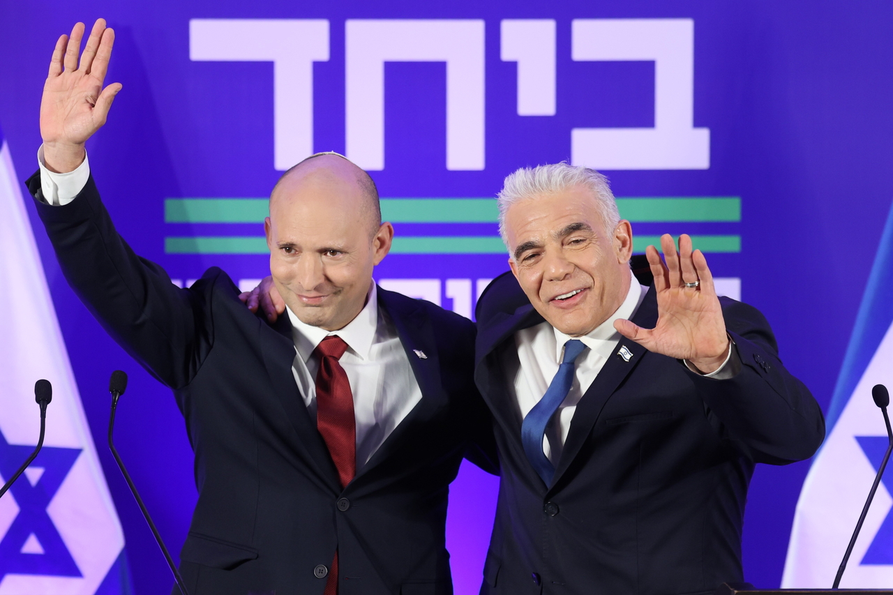 Former Israeli prime ministers Naftali Bennett (left) and Yair Lapid (right) hold a joint press conference in Herzliya, Israel, Sunday. (EPA-Yonhap)