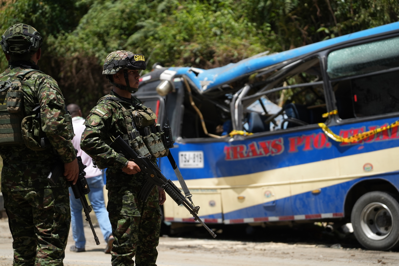 Colombian soldiers stand guard at the site of a guerrilla attack in Cajibio, Colombia, Sunday. (EPA-Yonhap)