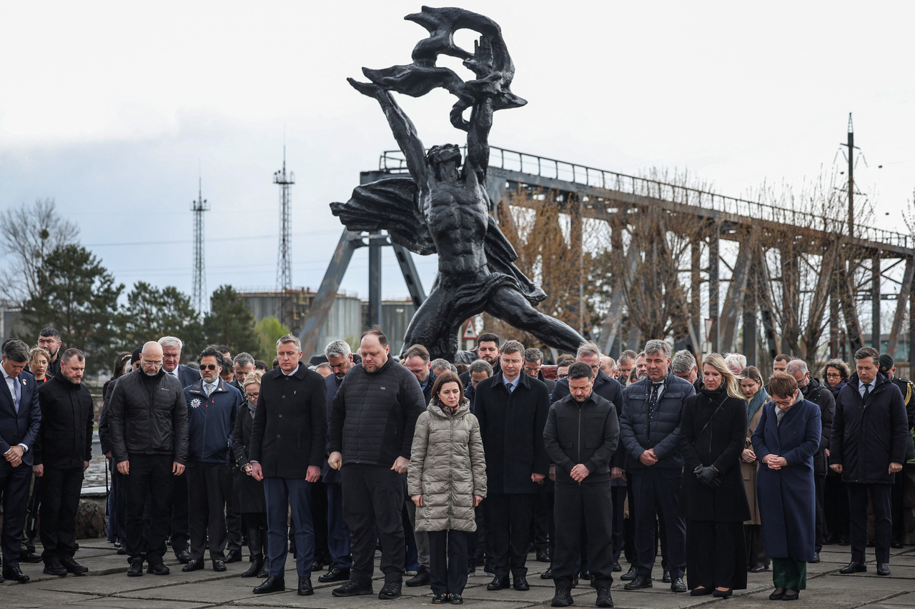Ukraine's President Volodymyr Zelenskyy (center right) and Moldova's President Maia Sandu (center left) lead a delegation of  foreign diplomats to attend a ceremony marking the 40th anniversary of the Chornobyl disaster, in Chornobyl, Ukraine,  Sunday.   (Reuters-Yonhap)