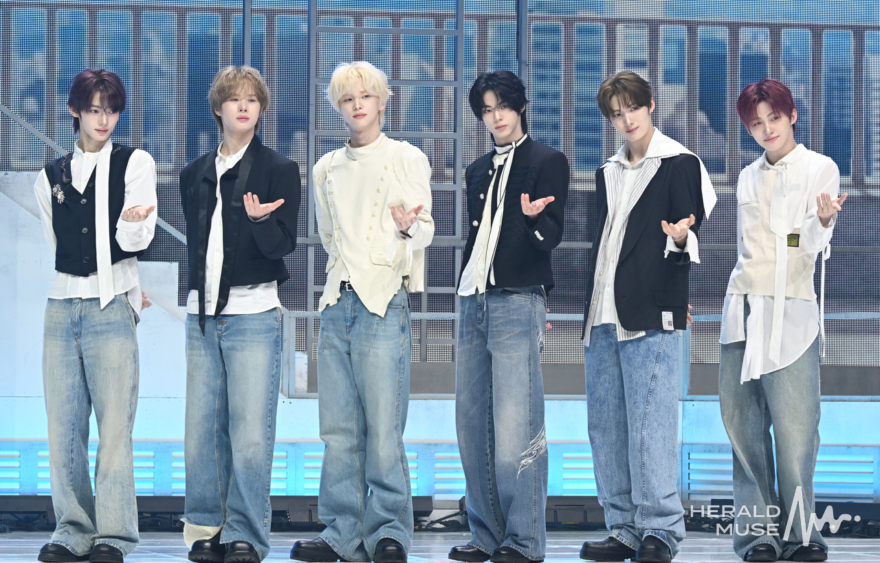 [헤럴드뮤즈=윤병찬 기자] 그룹 TWS(투어스·신유, 도훈, 영재, 한진, 지훈, 경민)가 27일 광진구 예스24라이브홀에서 미니 5집 ‘NO TRAGEDY’를 발매기념 미디어 쇼케이를 열었다.