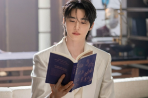 What book is Byeon Woo-seok reading in ‘Perfect Crown’?