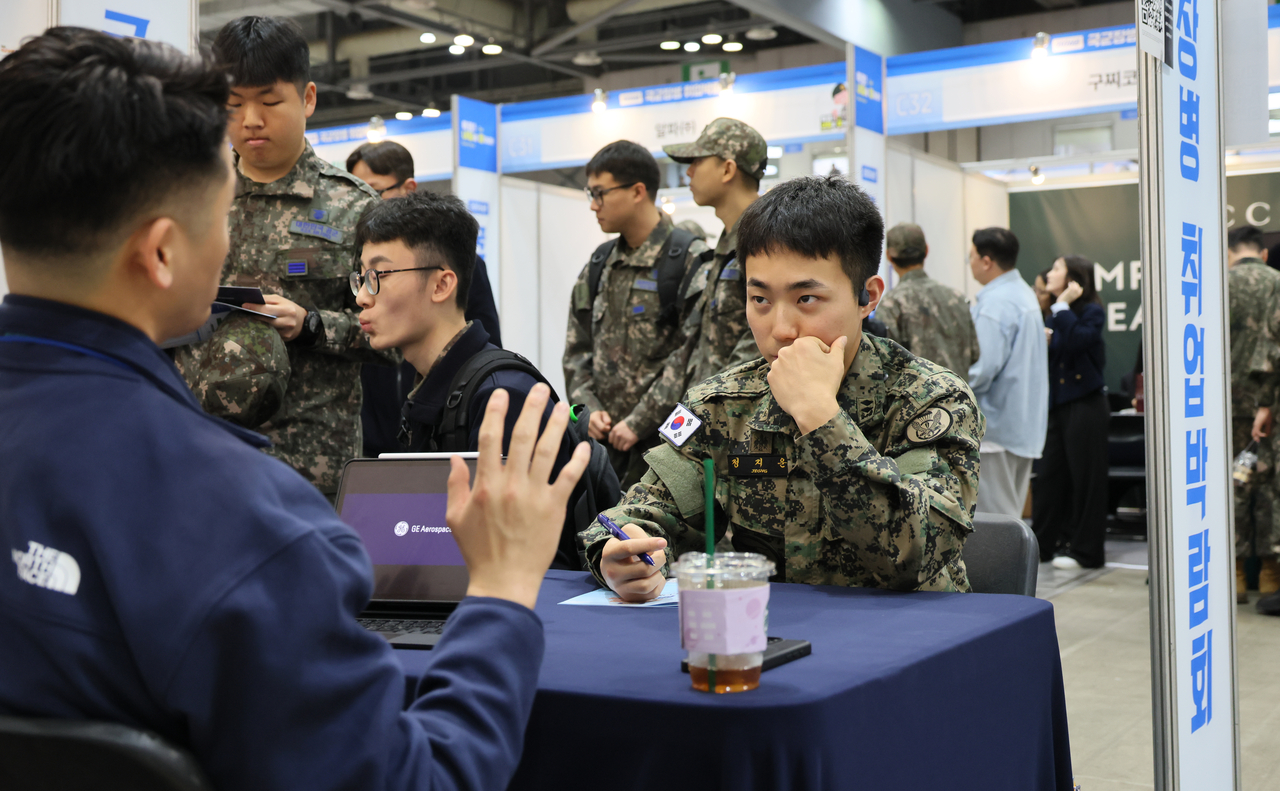 An officer receives career advice from a global aerospace company at the fair. (Yonhap)