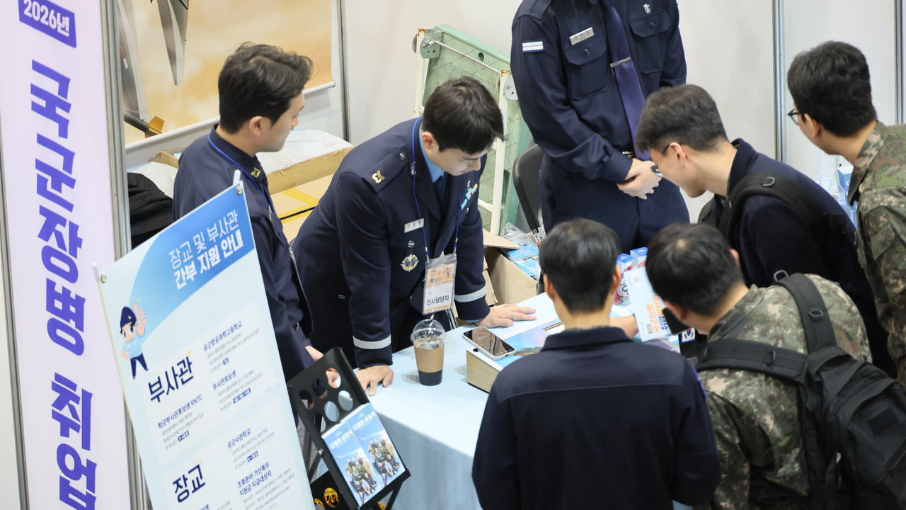 Soldiers attend career counseling sessions at the fair on Tuesday. (Yonhap)