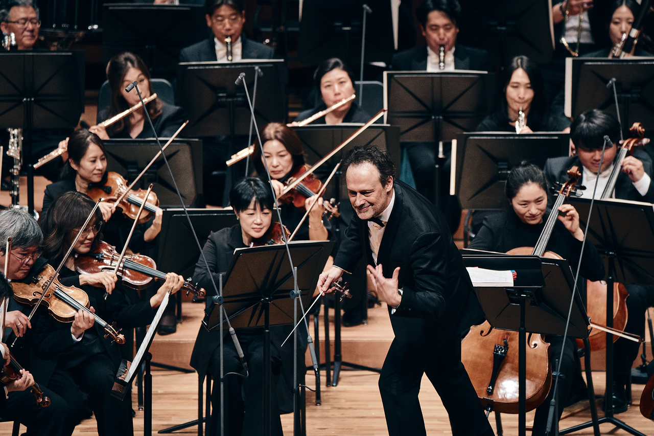 Conductor Sascha Goetzel leads the Ulsan Philharmonic Orchestra during the  Orchestra Festival on April 23 at the Seoul Arts Center Concert Hall. (Seoul Arts Center)