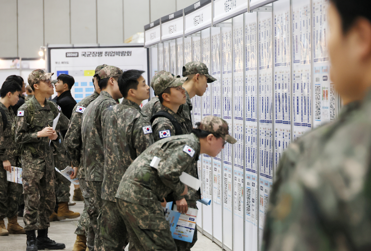 Service members browse the notice board displaying job vacancies at the ROK Armed Forces Career Fair at Kintex in Goyang on Tuesday. (Yonhap)