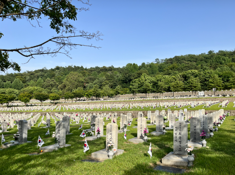 Graves of fallen service members at Seoul National Cemetery. (Ministry of Patriots and Veterans Affairs)