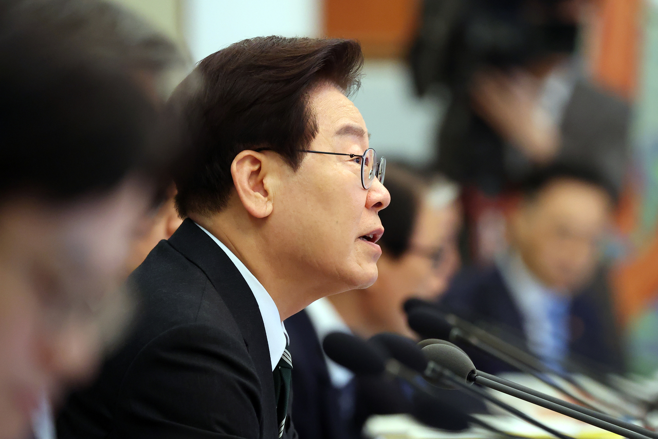 President Lee Jae Myung speaks during a Cabinet meeting at Cheong Wa Dae on April 28, 2026. (Yonhap)