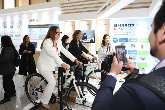 Overseas procurement officials visit the exhibition hall of the Public Procurement Service in April to explore innovative products and Korea’s procurement capabilities. (Public Procurement Service)
