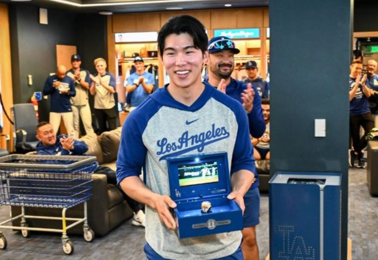 LA 다저스 김혜성이 2025년 월드시리즈 우승 반지를 들고 포즈를 취하고 있다. (LA 다저스)