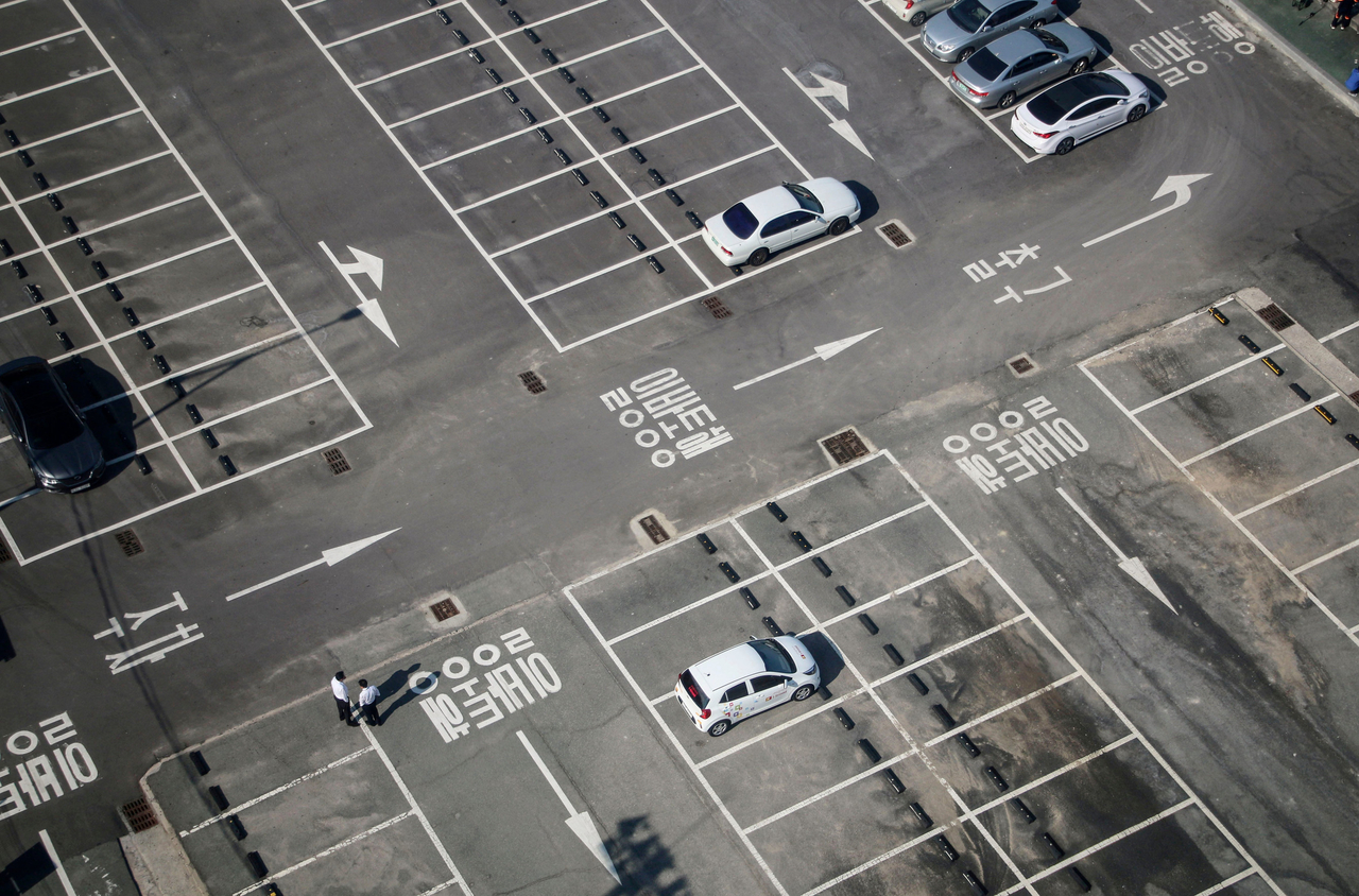 Aerial view empty parking lots in Busan. (123rf)