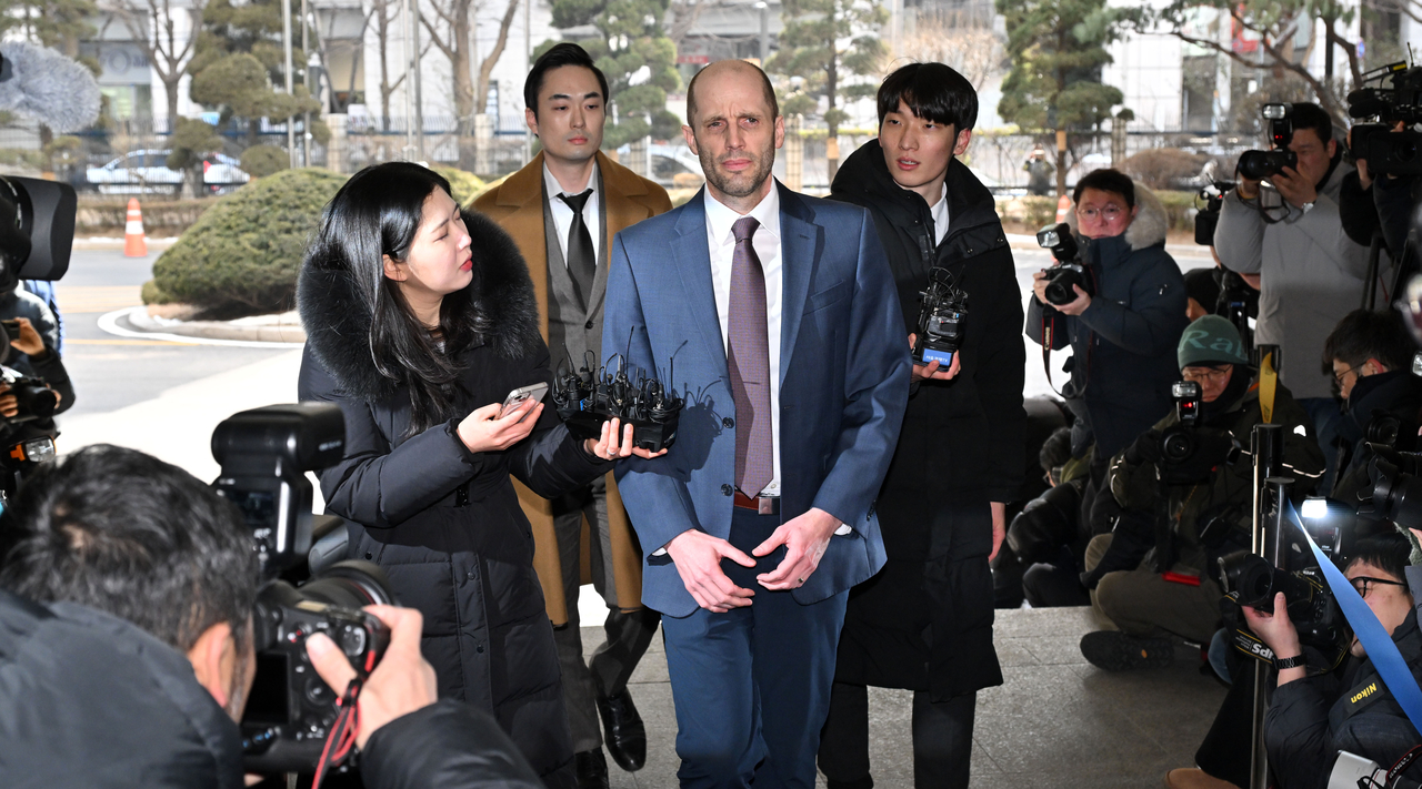 Harold Rogers (center), interim CEO of Coupang, arrives at the Seoul Metropolitan Police Agency in Jongno-gu, Seoul, on Jan. 30 to be questioned as a suspect over allegations that the company conducted an internal probe into its data leak and destroyed evidence. (Im Se-jun/The Korea Herald)