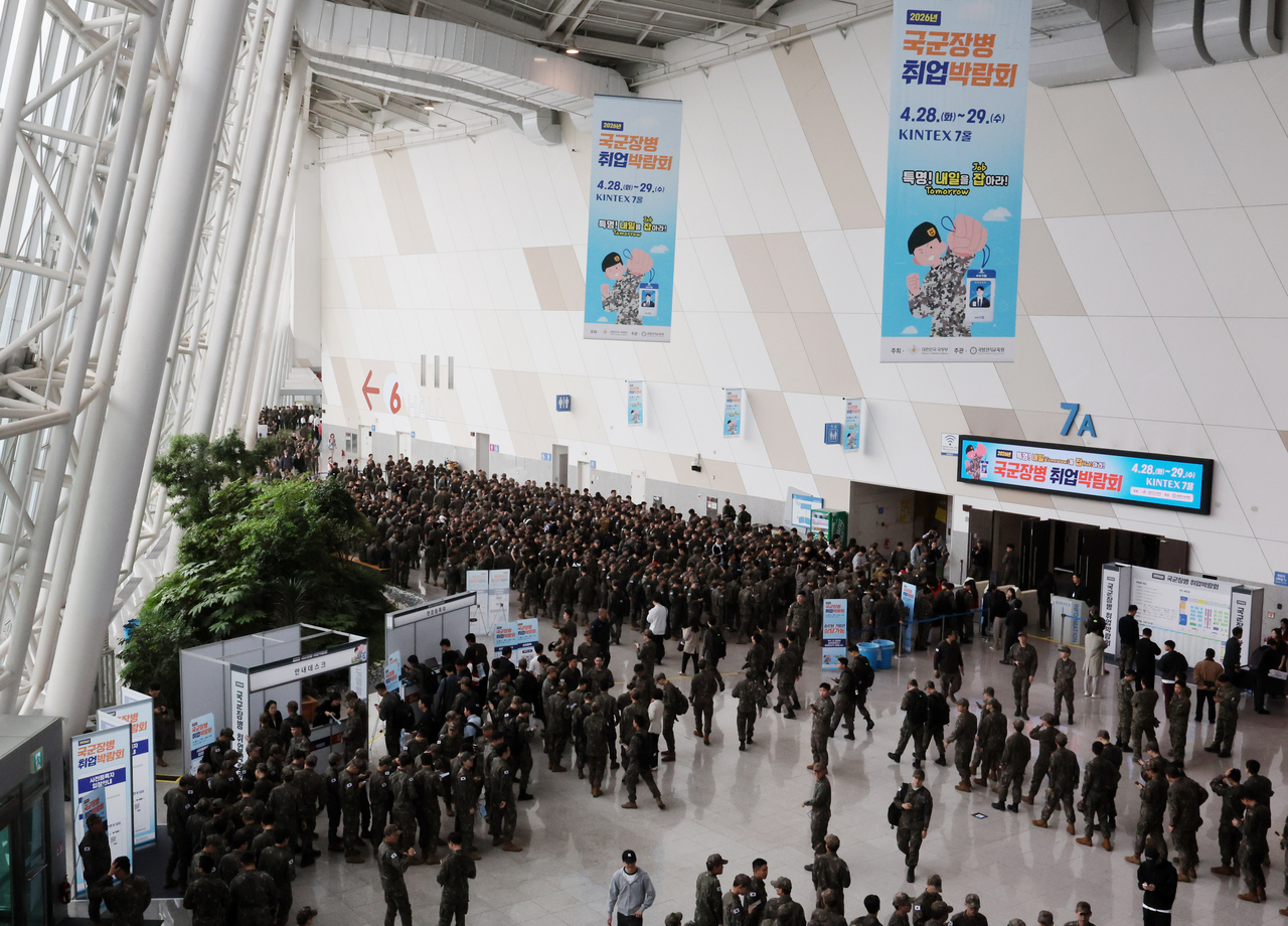 A crowd of soldiers gathers at the ROK Armed Forces Career Fair, waiting to enter the venue on Tuesday.  (Newsis)