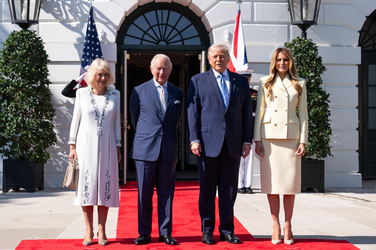 From left: Britain's Queen Camilla, Britain's King Charles III, US President Donald Trump and US first lady Melania Trump pose for a picture at the White House in Washington, Monday. (EPA-Yonhap)