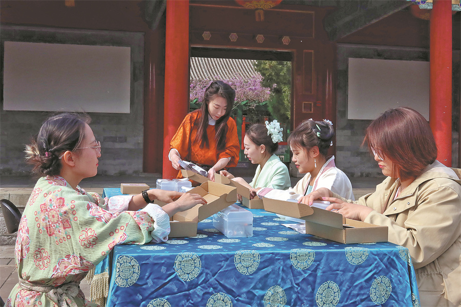 People participate in paper crafting activities.   (China Daily)