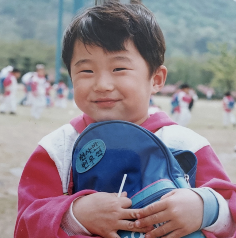 A childhood photo of Byeon Woo-seok (Varo Entertainment)