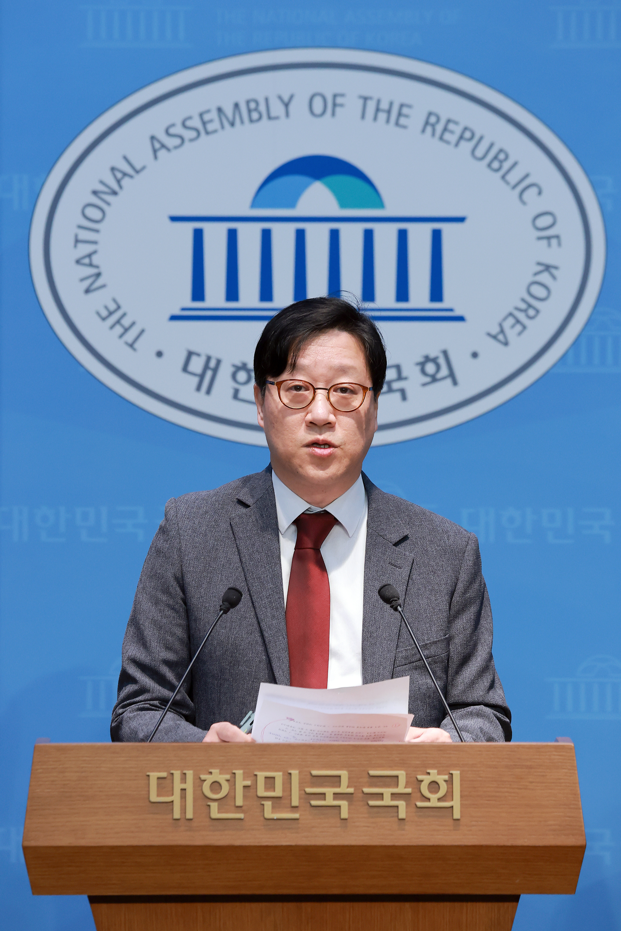 Hong Deok-hee, the People Power Party candidate for Guro-gu office chief, speaks at the National Assembly in Seoul, April 24. (Yonhap)