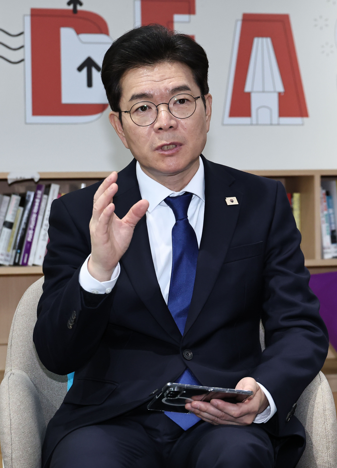 Chung Won-o, the Seoul mayor candidate from the Democratic Party of Korea, attends a meeting with the youth entrepreneurs in Seoul on Tuesday. (Yonhap)