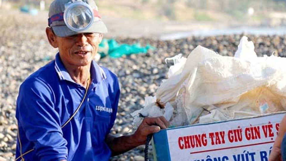 Le Thanh Tuc, also called "Chin Tuc," has volunteerily collected trash on the seven-colored rock beach in Lam Dong Province.    (Viet Nam News)