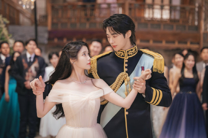 "Perfect Crown," starring IU (left) and Byeon Woo-seok (MBC)