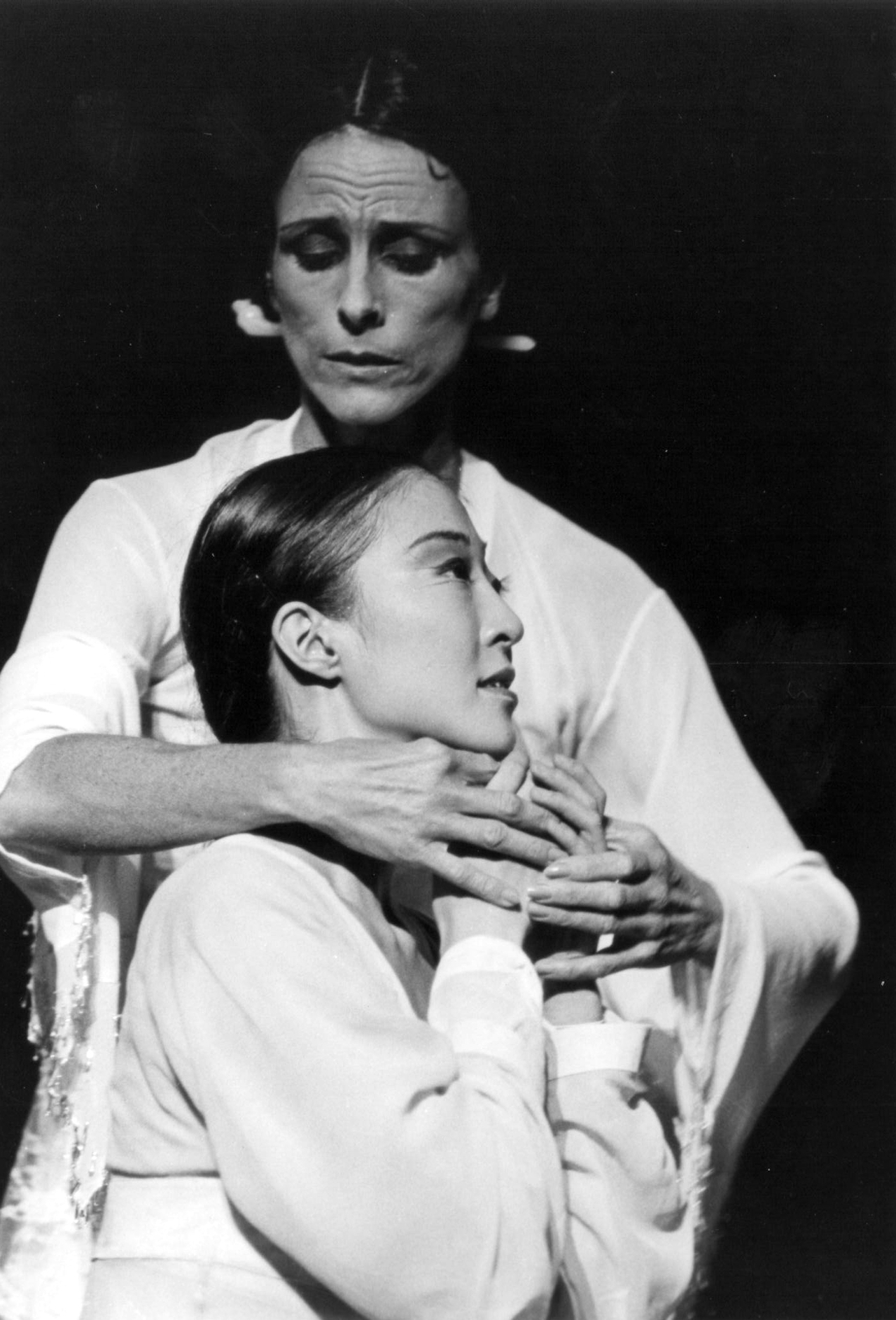 Julia H. Moon (front), general director of Universal Ballet, performs the title role in “Shim Chung” at its 1986 premiere. (Universal Ballet)