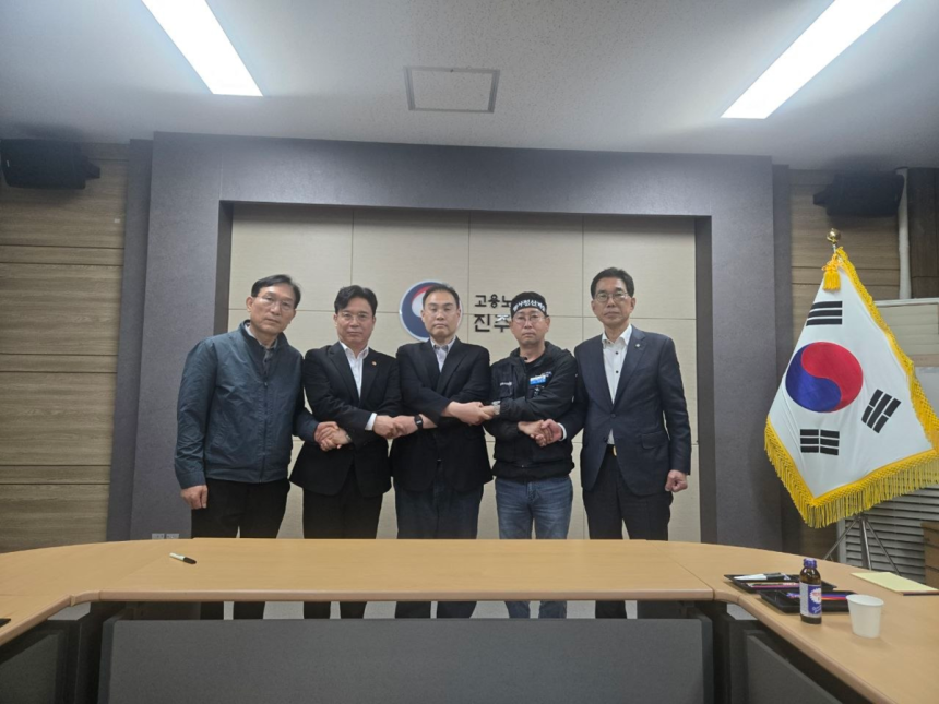 In this handout photo, union representatives hold hands with BGF Logistics officials and Labor Minister Kim Young-hoon (second from left) at the ministry’s Jinju office. (Cargo Truckers Solidarity)
