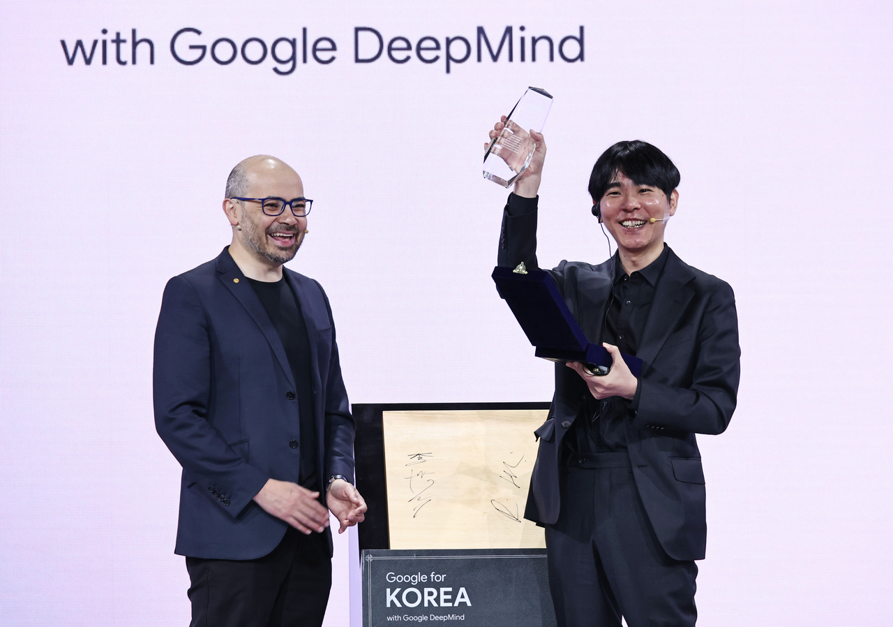 Korean Go grandmaster Lee Se-dol (right) poses after receiving a plaque of appreciation from Google DeepMind CEO Demis Hassabis during the Google for Korea 2026 event at The Westin Josun Seoul, Wednesday. ()