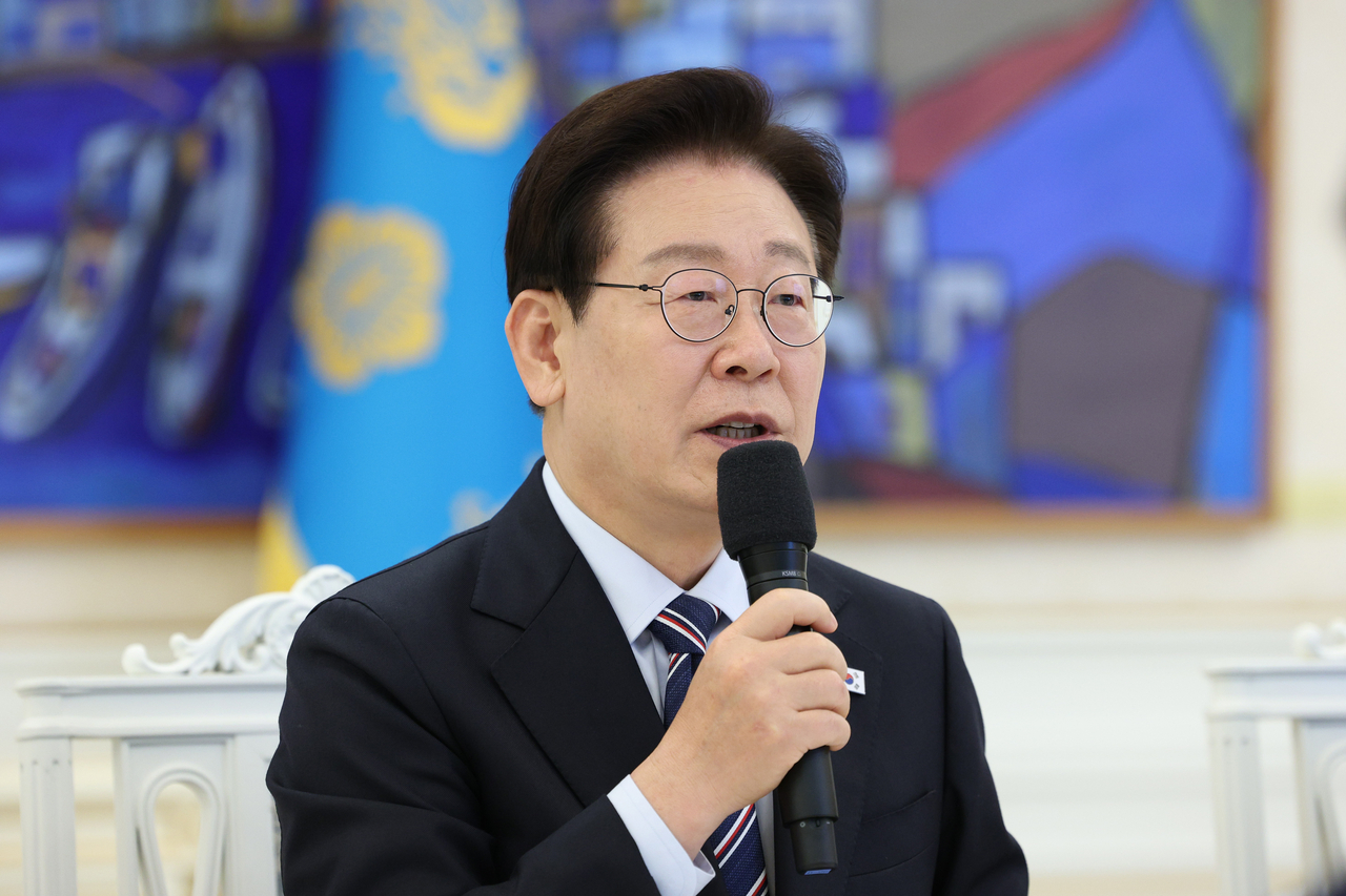 President Lee Jae Myung speaks during a luncheon meeting with lawmakers from minor parties and independents at Cheong Wa Dae in Seoul on Wednesday. (Yonhap)