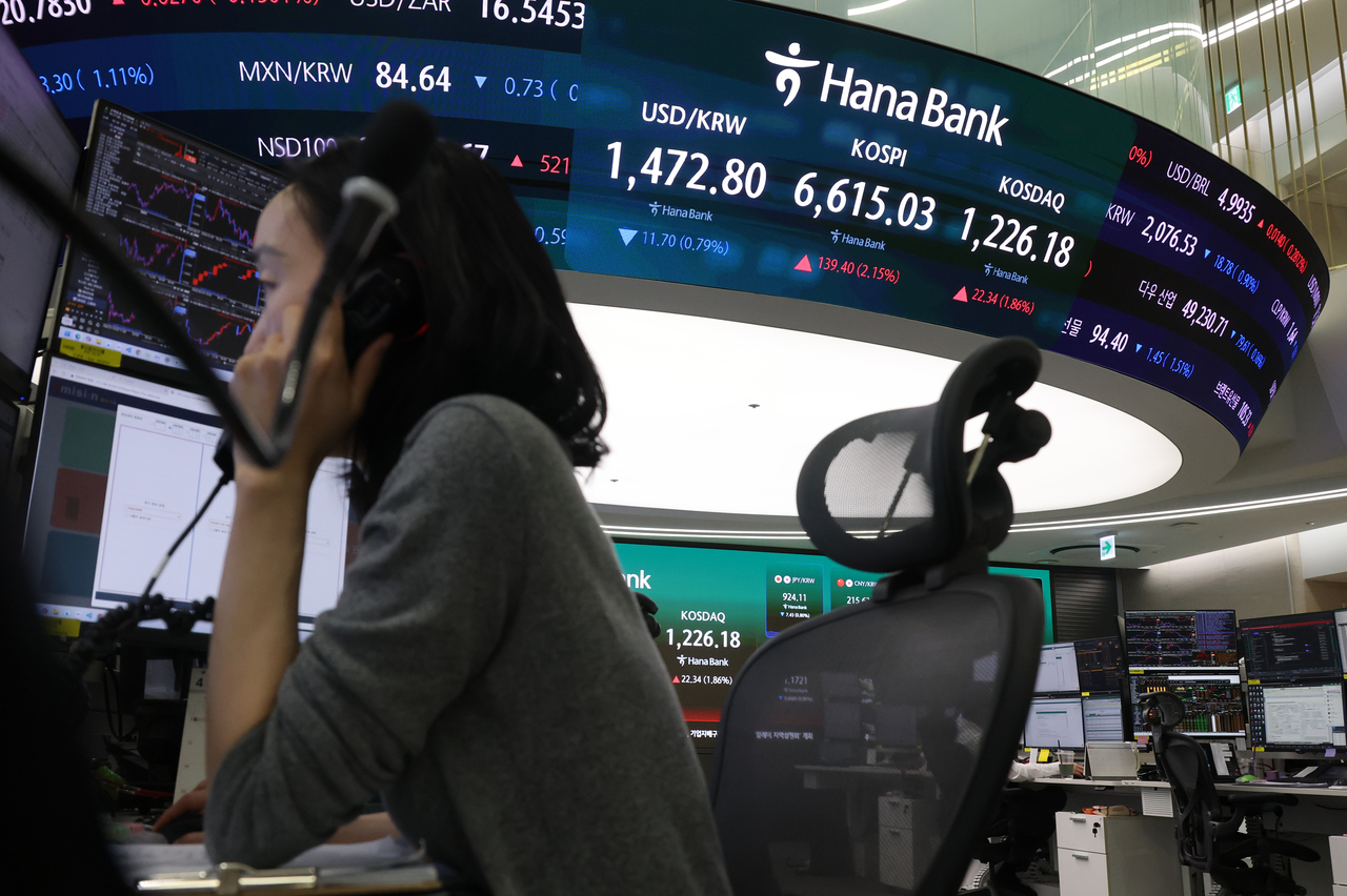 Traders work inside the dealing room of Hana Bank in central Seoul on April 27, 2026. (Yonhap)