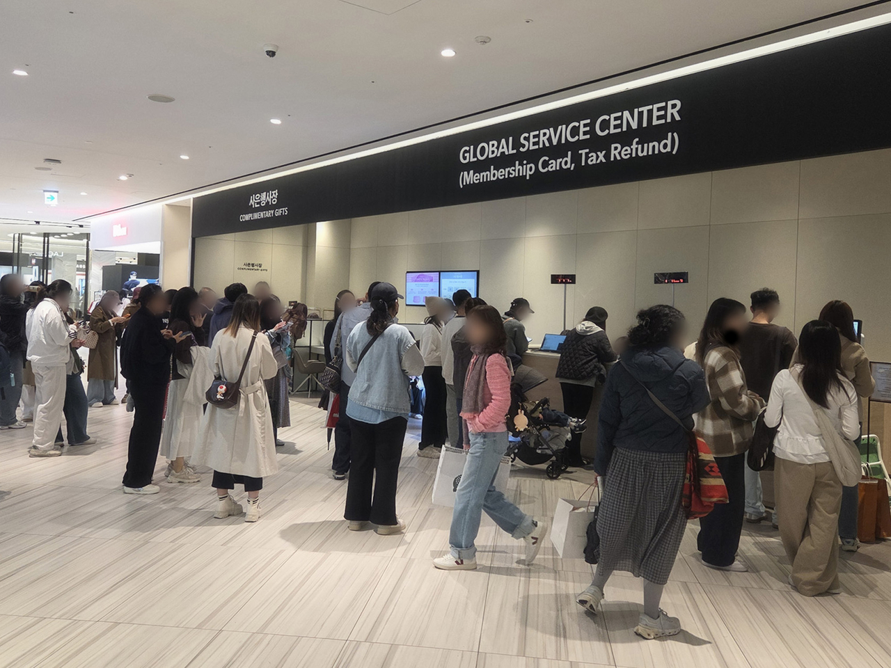 Shinsegae Centum City’s Global Service Center assists foreign national visitors with shopping, tax refunds and travel-related services. (Shinsagae)