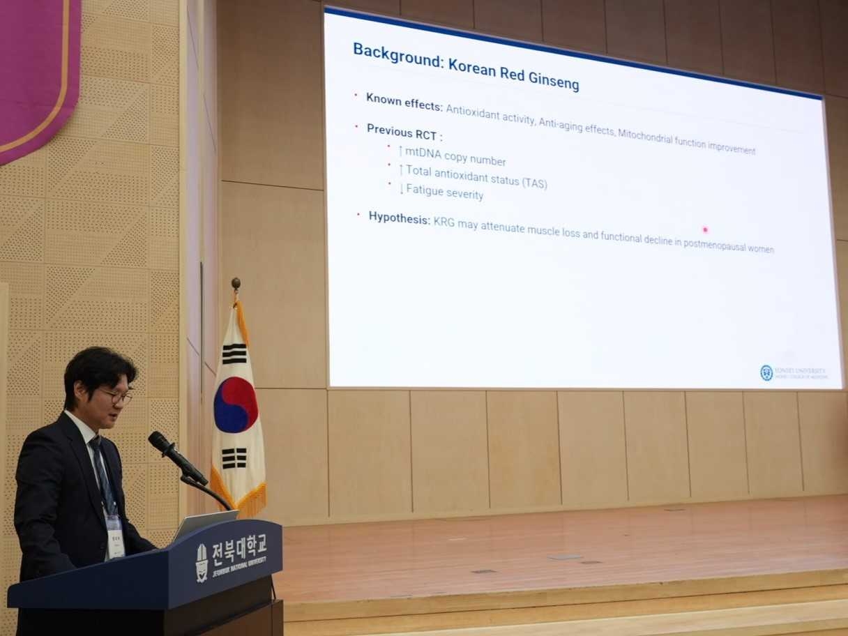 Jung Tae-ha, professor at Yonsei University’s Wonju College of Medicine, presents his team's research findings at the spring conference of the Korean Society of Ginseng held at Jeonbuk National University on April 22. (Korean Society of Ginseng)