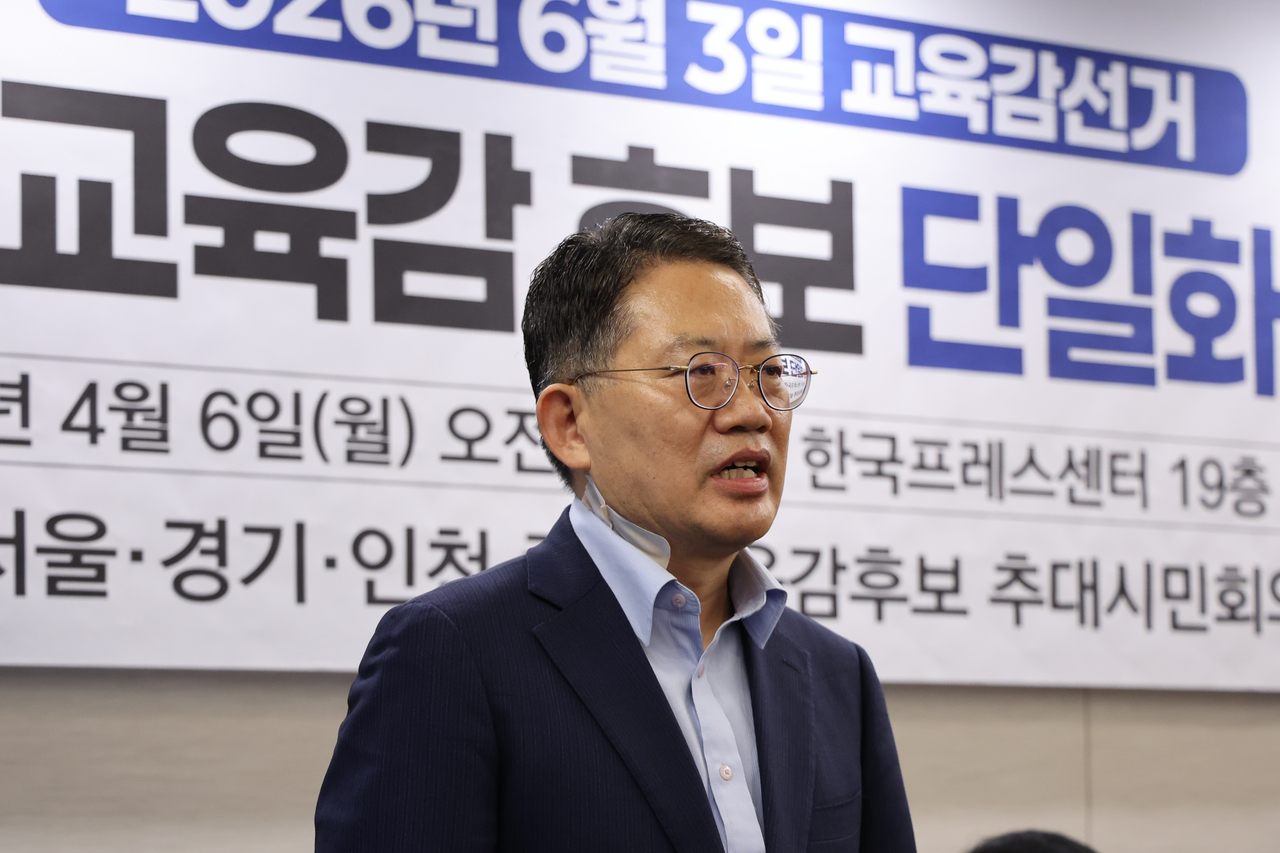 Seoul Education Superintendent candidate Yoon Ho-sang on April 6 speaks to reporters at the Press Center in Jung-gu, Seoul, after being nominated as the sole conservative candidate. (Yonhap)