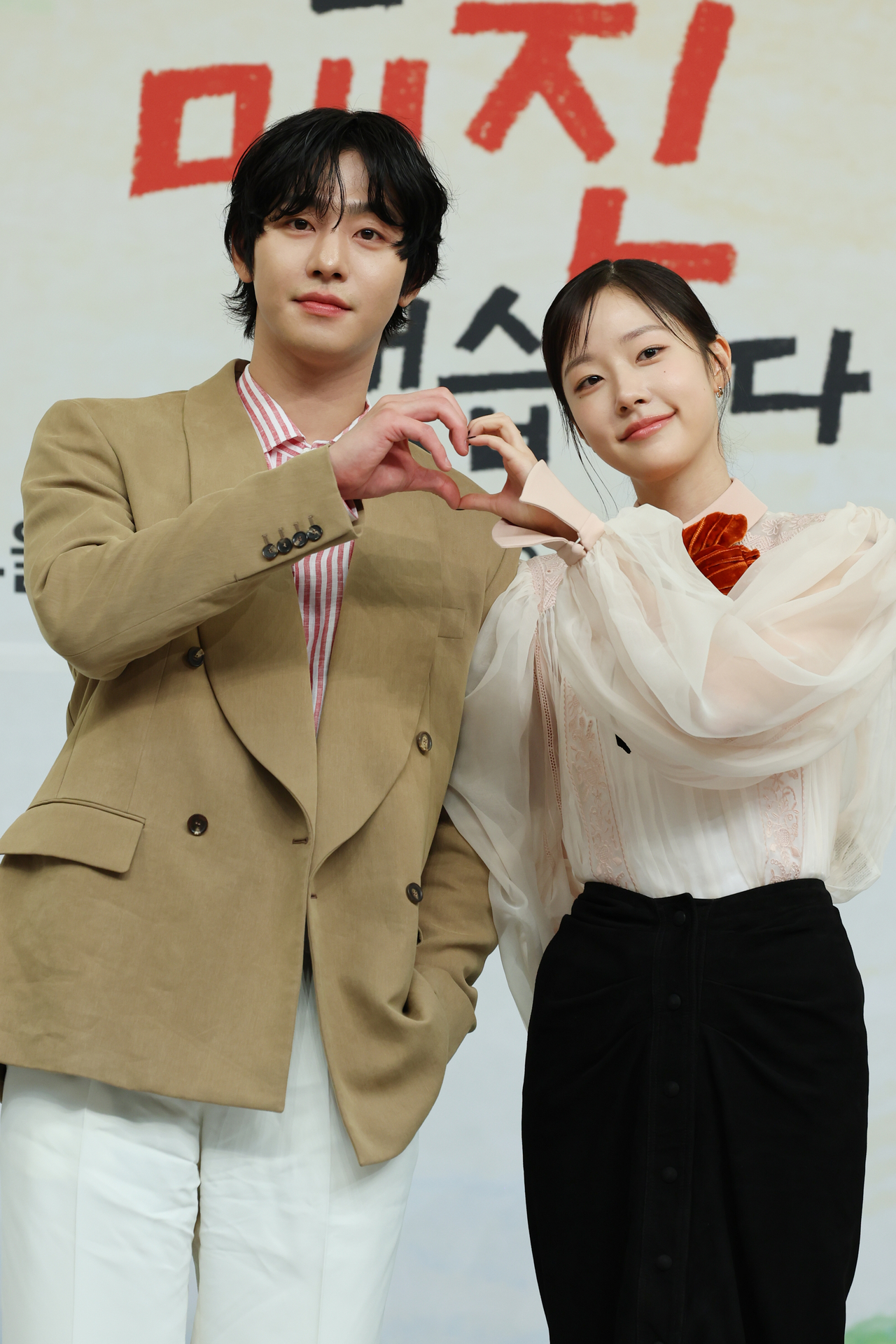 Actors Ahn Hyo-seop and Chae Won-bin pose for photos  during a press conference for SBS’s new Wednesday-Thursday drama “Sold Out on You” at the SBS headquarters in Mok-dong, Seoul, on April 15. (Yonhap)