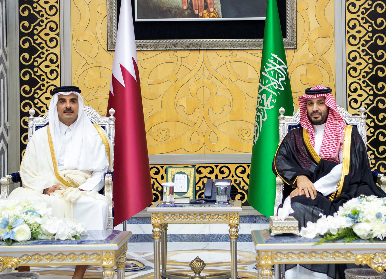 Saudi Crown Prince Mohammed bin Salman (right) receives the Emir of Qatar, Sheikh Tamim bin Hamad Al Thani In Jeddah, Saudi Arabia, Tuesday. (Reuters-Yonhap)