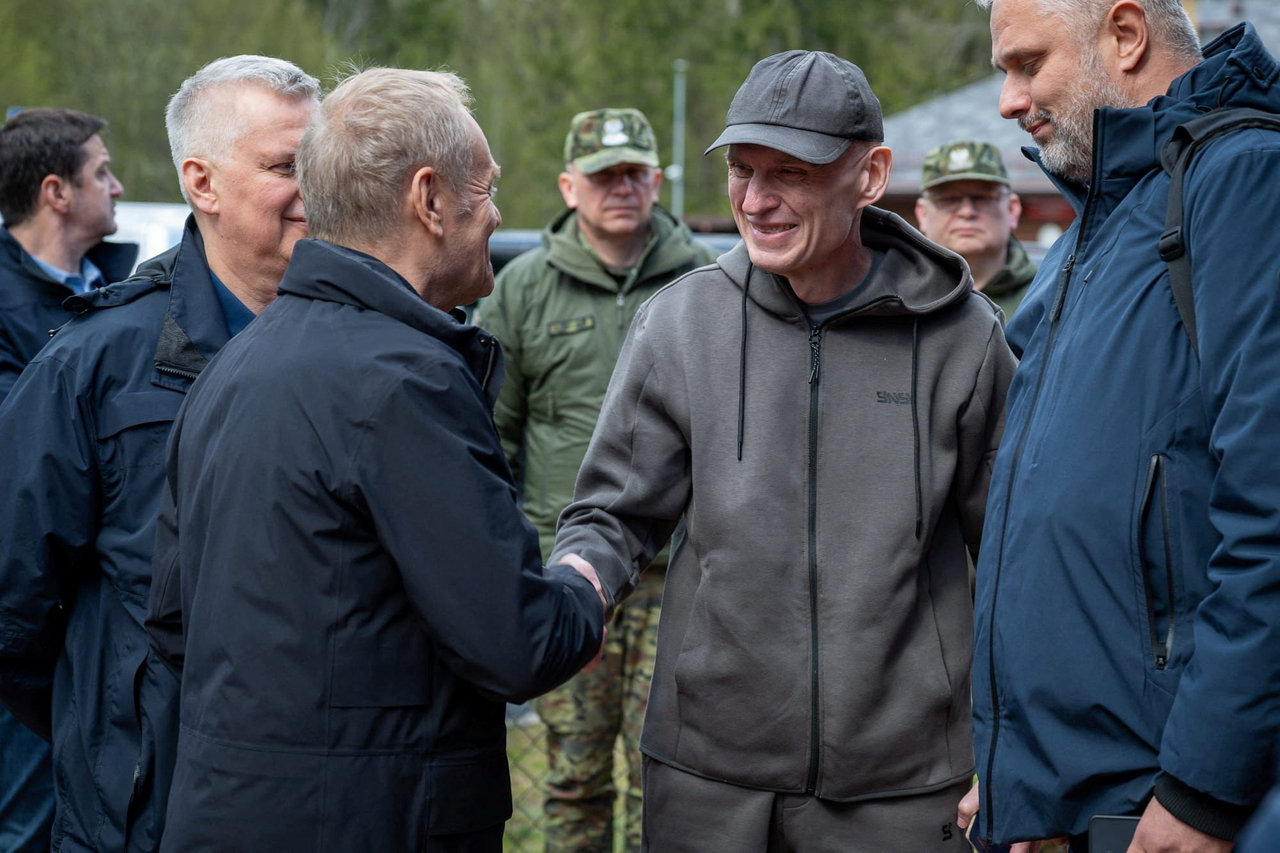 Polish Prime Minister Donald Tusk (front left) greets Polish-Belarusian journalist Andrzej Poczobut (second from right) after his release from a prison in Belarus,  in unknown location, Poland, Tuesday. (Reuters-Yonhap)