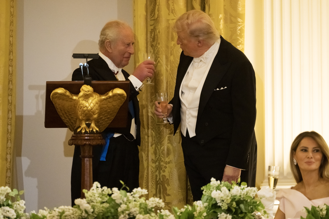 US President Donald Trump (center) and Britain's King Charles III (left) toast one another after giving remarks at the State Dinner at the White House in Washington, Tuesday. (EPA-Yonhap)