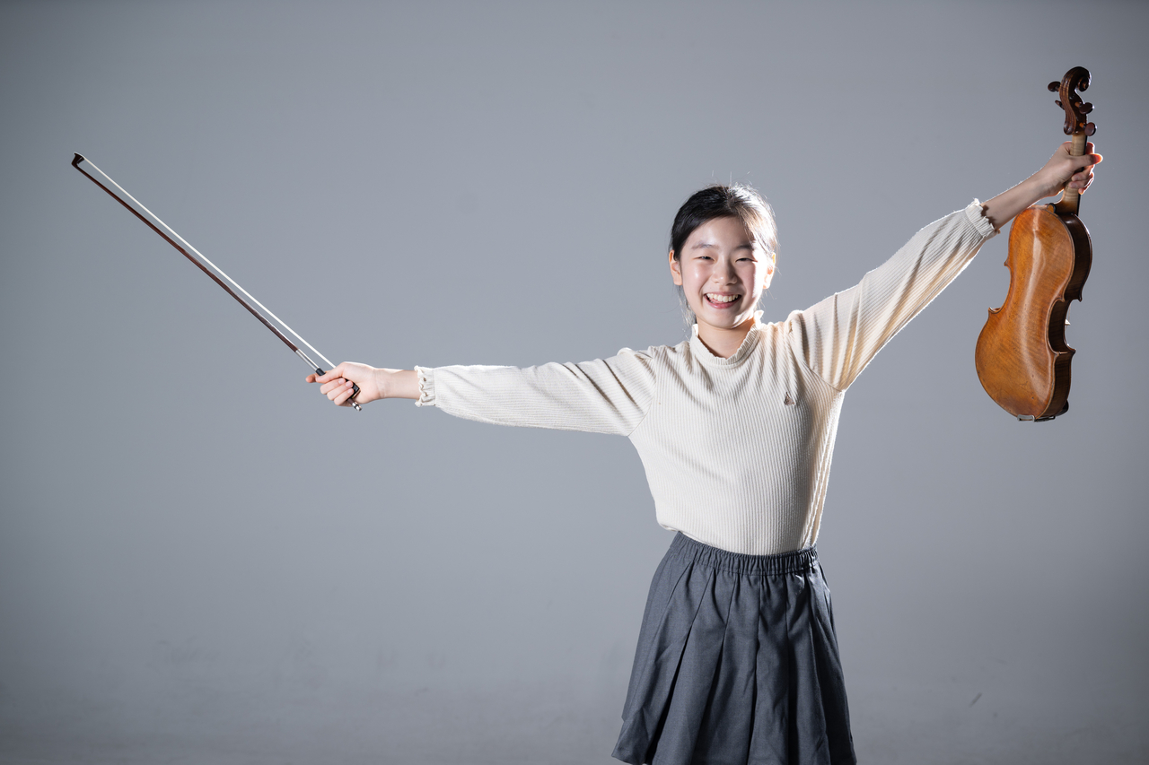 Violinist Kim Yeonah poses for a photo before an interview with The Korea Herald at Herald Square in Yongsan-gu, Seoul, Monday. (Yoon Chang-bin/The Korea Herald)
