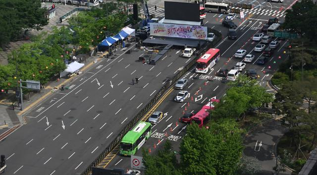 The Korean Confederation of Trade Unions, one of South Korea's two major union groups, prepares a rally in 2024 to mark Workers' Day in Jongno-gu, Seoul.  (The Korea Herald/ Lee Sang-sub)