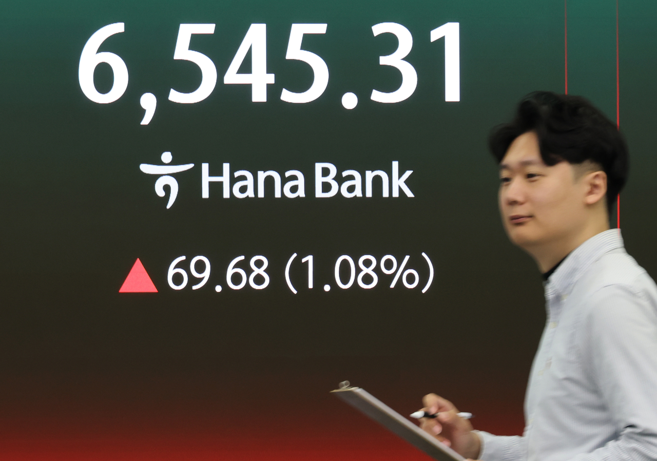 Financial data screen at Hana Bank's dealing room in Seoul shows the Kospi standing at 6,545.31 during early trading, Monday. (Yonhap)
