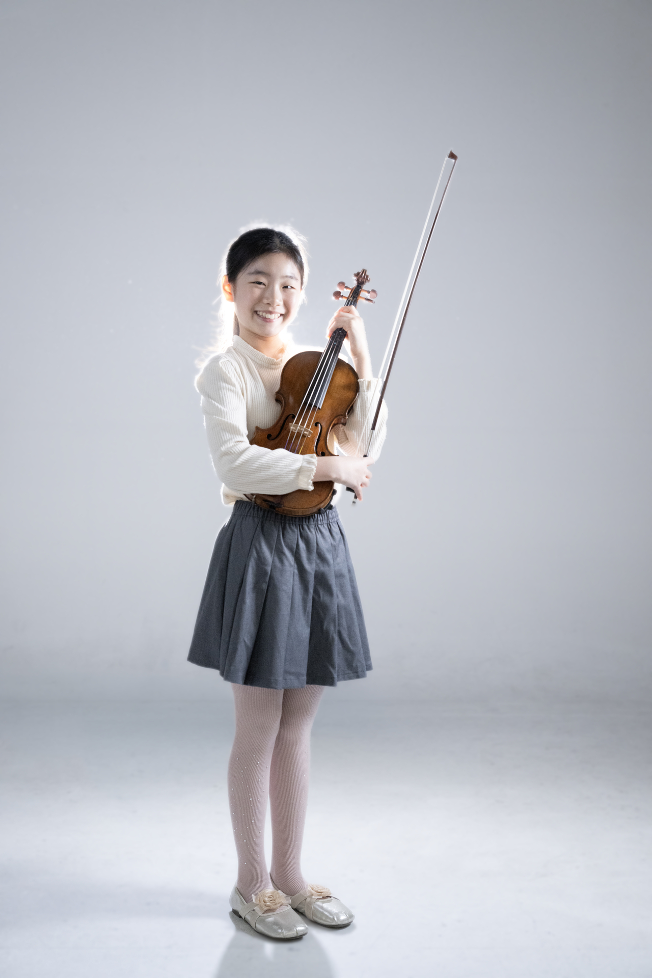 Violinist Kim Yeonah poses for a photo before an interview with The Korea Herald at Herald Square in Yongsan-gu, Seoul, Monday. (Yoon Chang-bin/The Korea Herald)