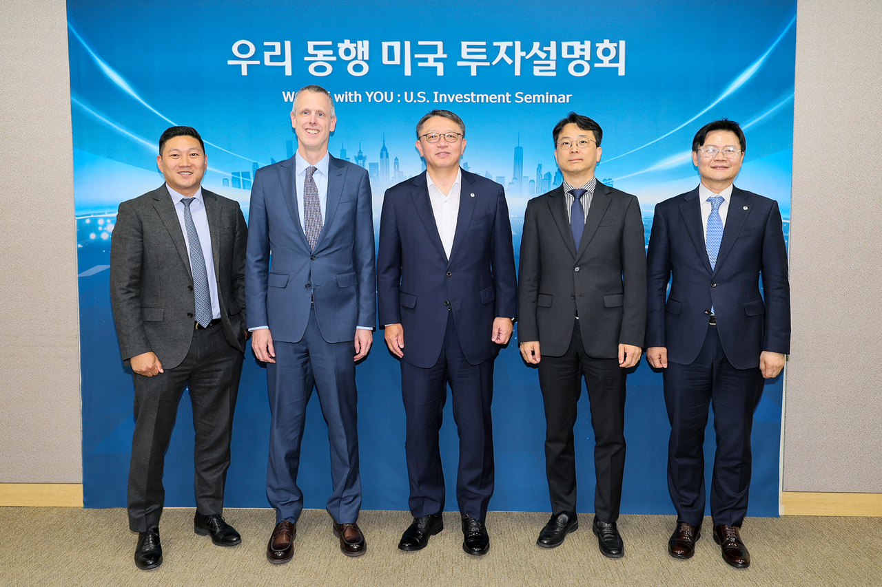 From left: Michael Kim, commercial attache at the US Embassy in Seoul; Andrew Gately, minister counselor for commercial affairs at the US Embassy in Seoul; Jung Jin-wan, president and CEO of Woori Bank; Shim Jae-yoon, director general for global growth policy at the Ministry of SMEs and Startups; and Jeon Hyun-gi, head of the Global Group at Woori Bank, pose for a photo at the bank’s headquarters in Seoul on Wednesday. (Woori Bank)