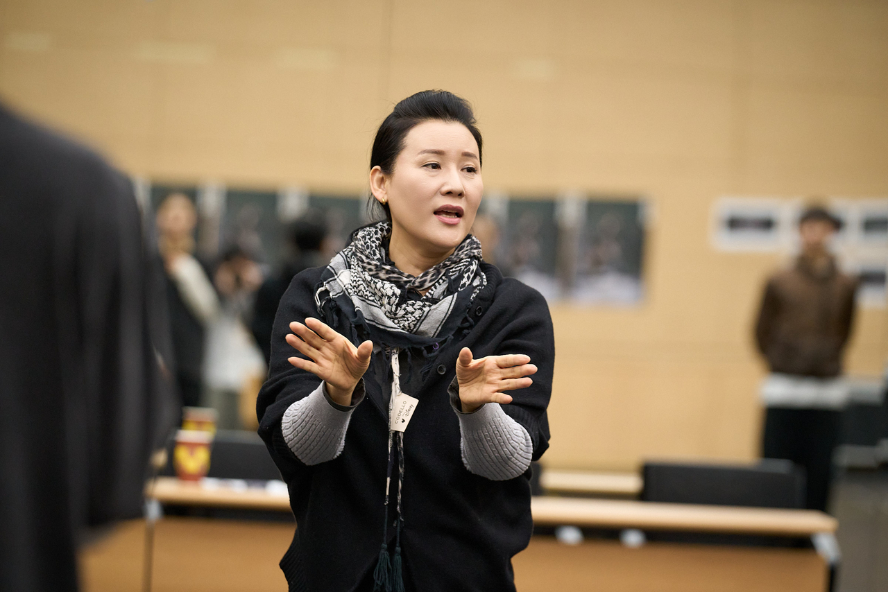 Seoul Metropolitan Dance Theatre artistic director and choreographer Yun Hea-joung speaks to dancers during rehearsal. (Seoul Metropolitan Dance Theatre)