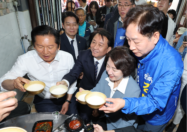 From left: Democratic Party of Korea Chair Rep. Jung Chung-rae, Lee Kwang-jae, the party’s candidate for the Hanam A by-election, Rep. Choo Mi-ae, the party’s candidate for Gyeonggi governor, and Kang Byung-deok, the party’s candidate for Hanam mayor, make a toast during a visit to Deokpung Traditional Market in Hanam, Gyeonggi Province, Wednesday. (Yonhap)