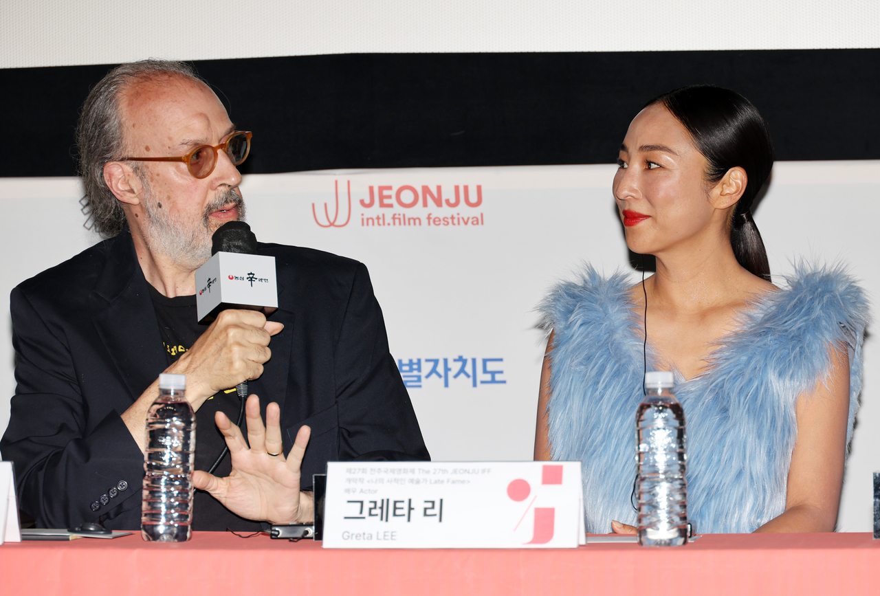 Director Kent Jones (left) and Greta Lee attend a press conference for the opening film of the 27th Jeonju International Film Festival at Jeonju Digital Independent Cinema in Jeonju on Wednesday. (Yonhap)