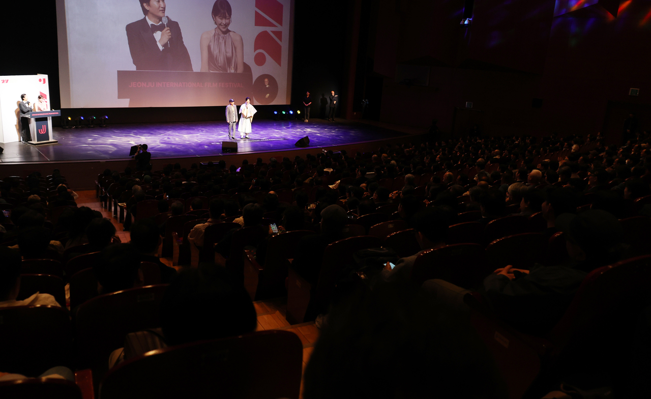 View of the opening ceremony of the 27th Jeonju International Film Festival held at Jeonju's Sori Arts Center on Wednesday. (Yonhap)