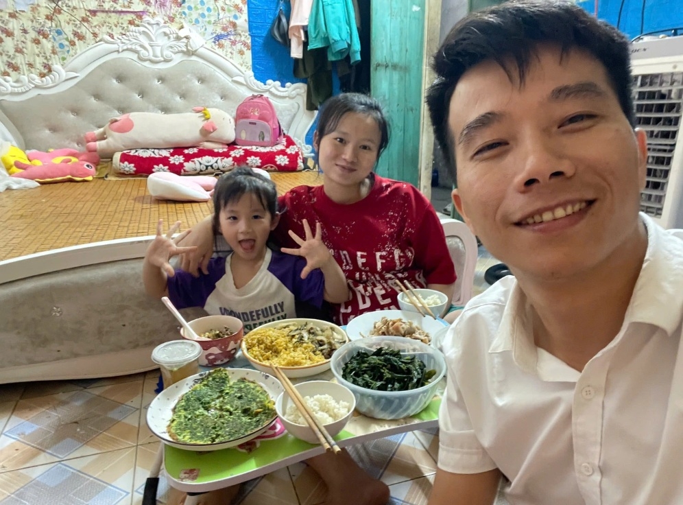 Taxi driver Dang Van Dan with his wife and daughter (Dang Van Dan)