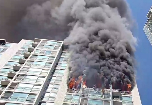 A fire breaks out at an apartment building in Uiwang, Gyeonggi Province, Thursday. (Gyeonggi-do Fire Services)