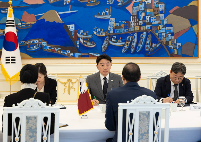 South Korean presidential chief of staff Kang Hoon-sik (center) meets Qatar’s Minister of State for Foreign Trade Affairs Ahmed bin Mohammed Al-Sayed in Seoul on Wednesday. (Cheong Wa Dae)