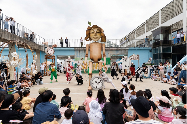 Audiences watch a 5-meter-tall puppet in “Pinocchio,” a parade-style performance (Seoul Foundation for Arts and Culture)