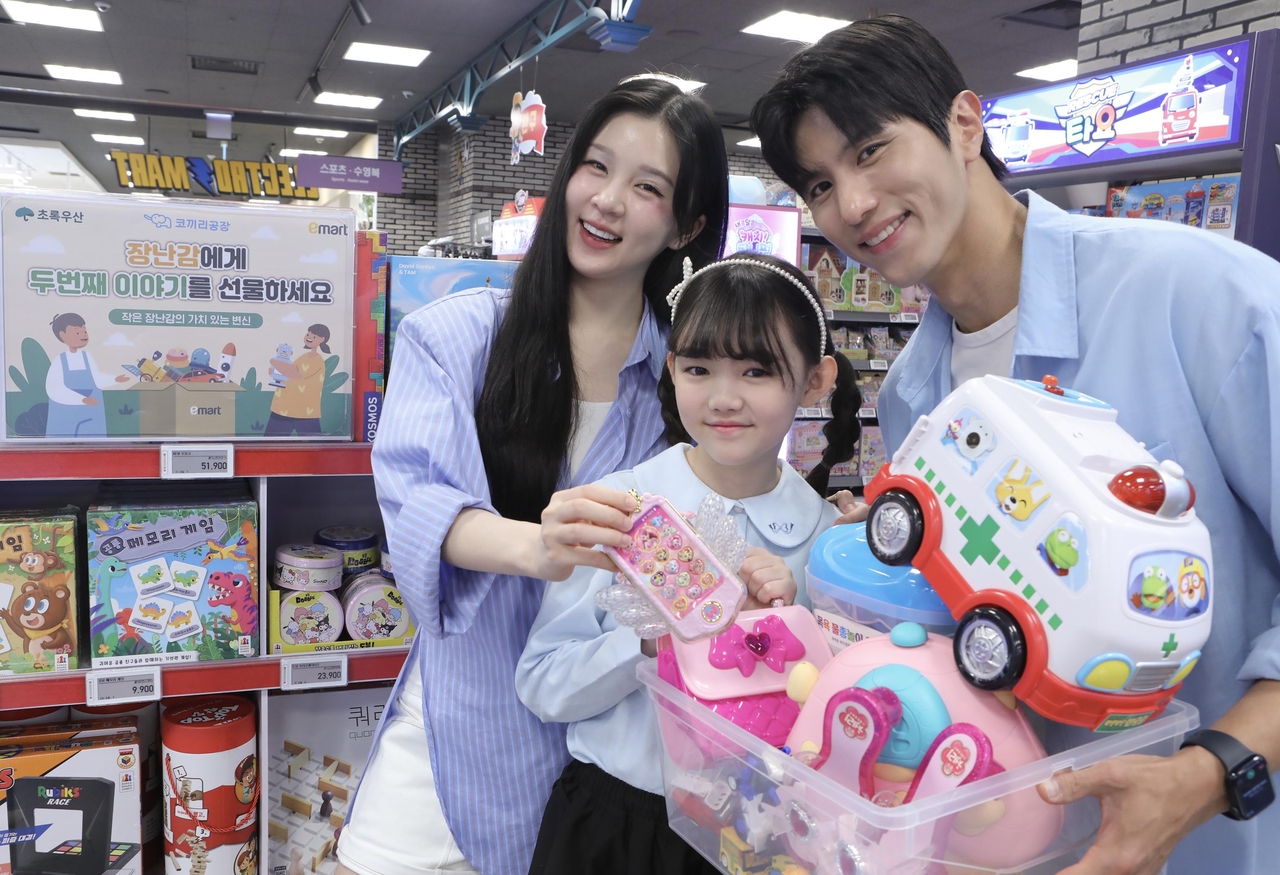 Models promote a used toy donation campaign at an Emart store in Yongsan, Seoul, on April 15, ahead of Children’s Day. (Yonhap)